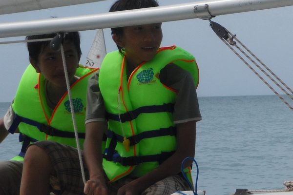8MANTA Con Dao 2008 pilot training - fishermen & kids (6) by MANTA Mui NE
